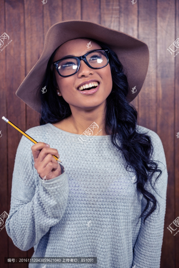 拿着笔思考的女人