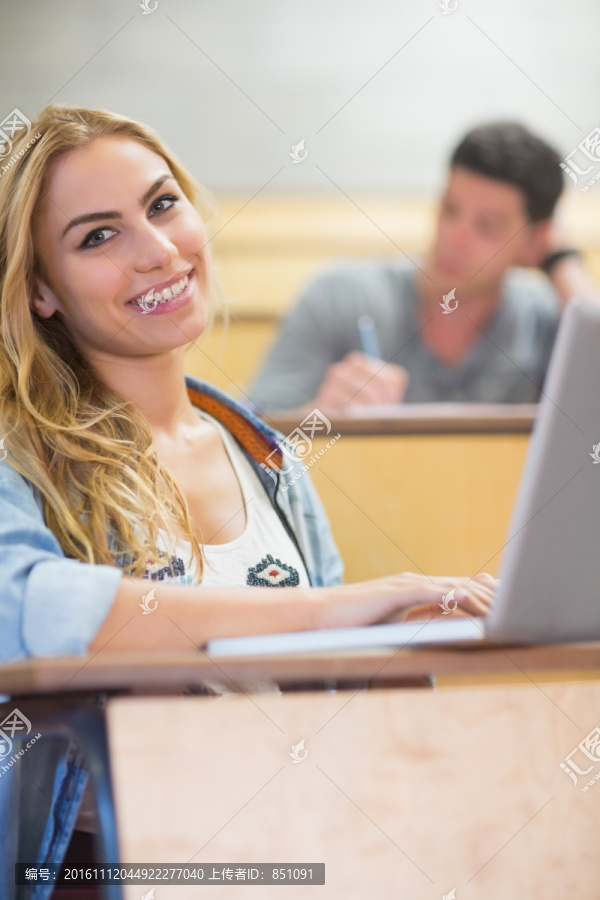 女大学生在教室里用笔记本电脑