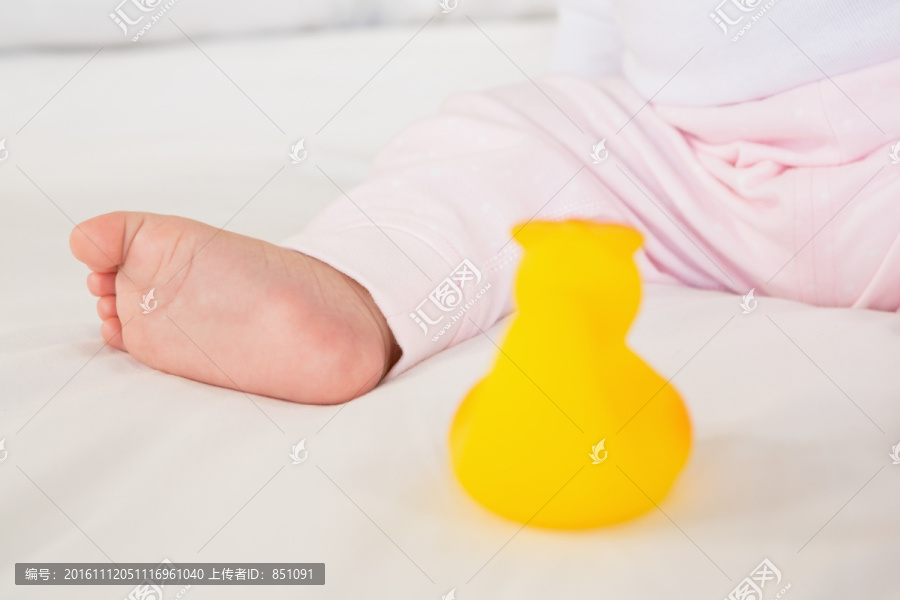 婴儿的小脚和小鸭子