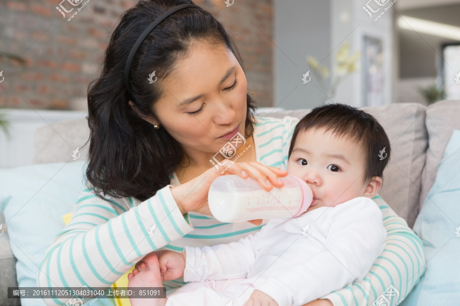 喂婴儿喝奶的母亲