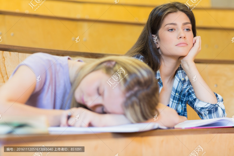 在课堂上睡觉的大学生