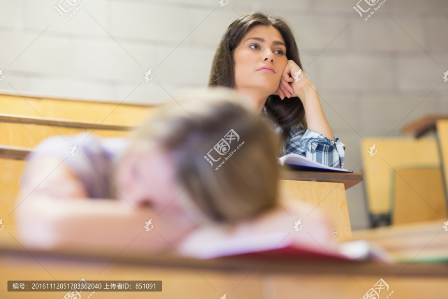 在课堂上睡着的女大学生