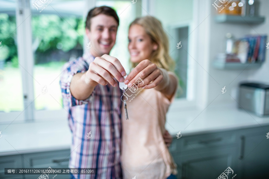 微笑着拿着钥匙的夫妇