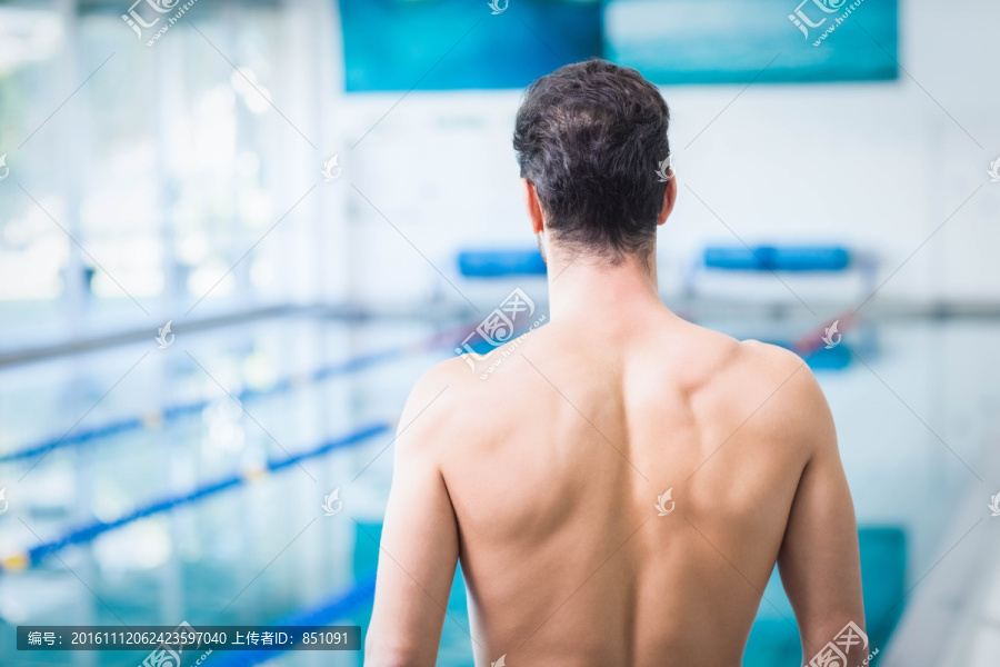 站在游泳池边的男人