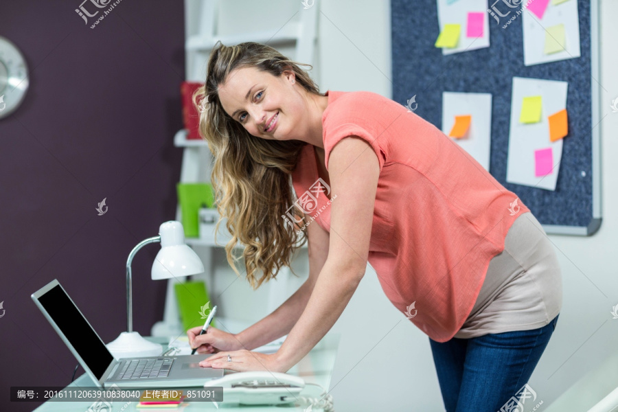 孕妇在办公室使用笔记本电脑