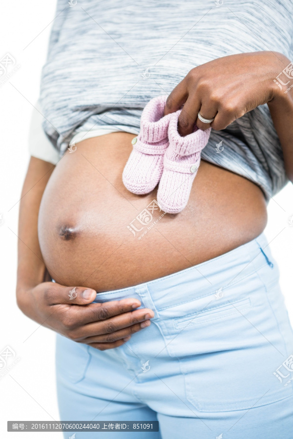 孕妇拿着婴儿鞋