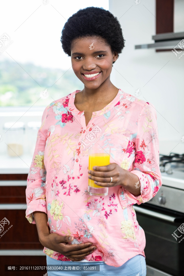 孕妇喝一杯橙汁
