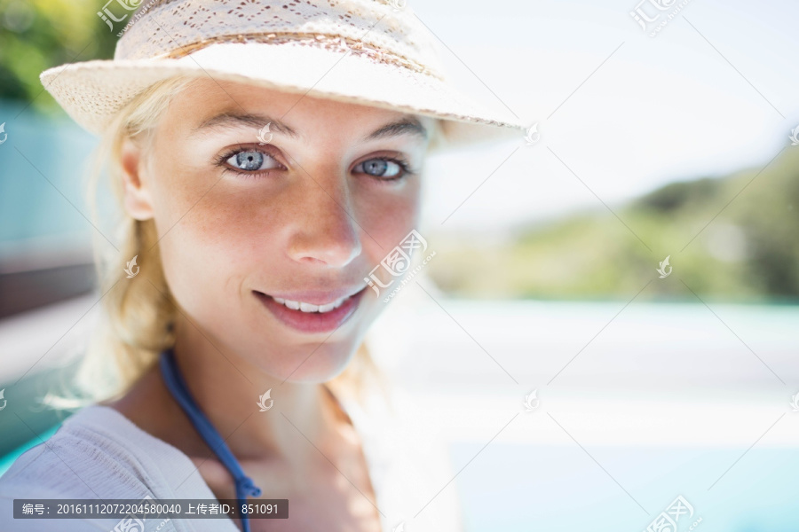 戴着白色帽子的女人