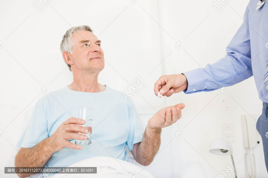 男护士给老年人送药