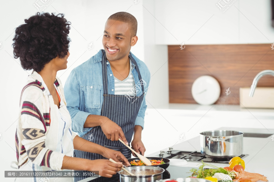 在厨房里做菜的一对夫妇
