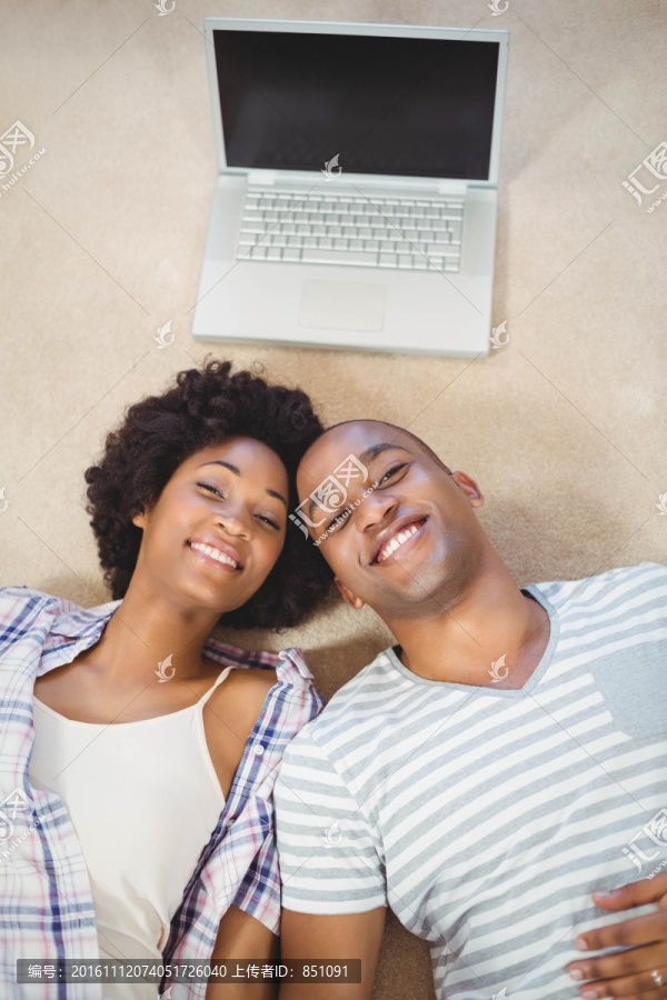 躺在地上微笑着的幸福夫妇