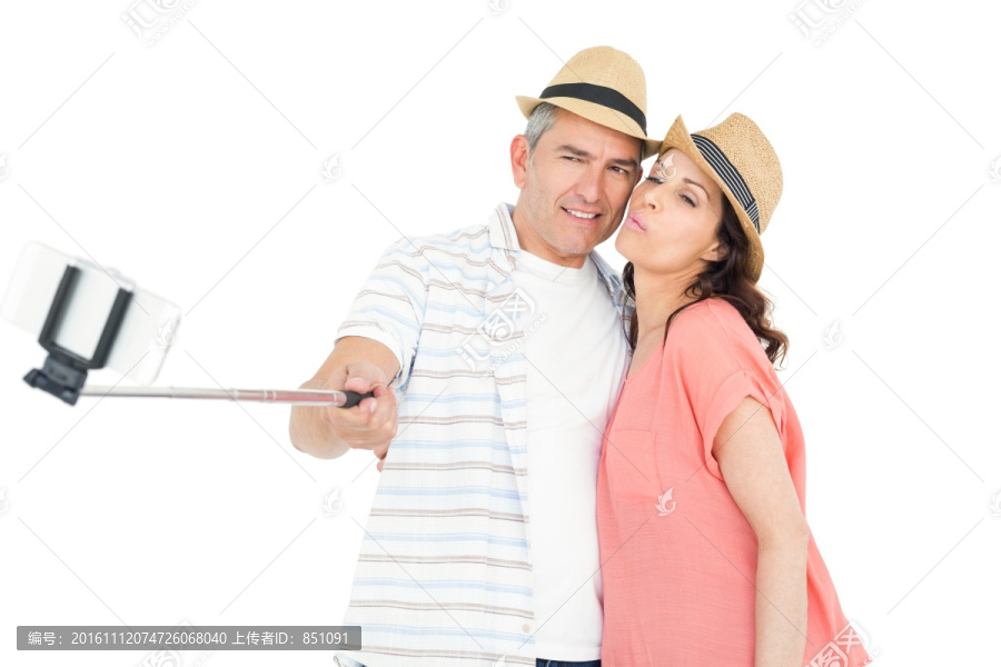 拿着手机自拍的夫妇