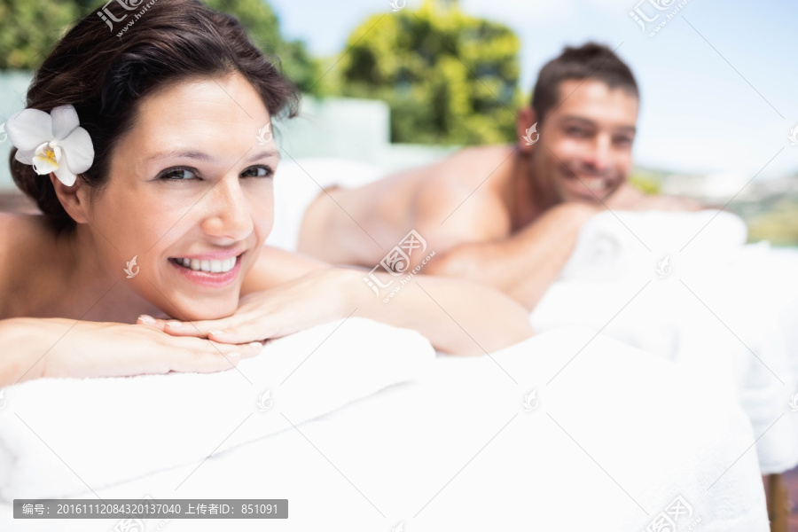 趴在按摩床上微笑的夫妇