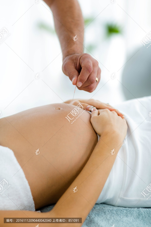 按摩师为孕妇做按摩