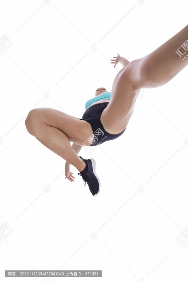 跳跃的女运动员