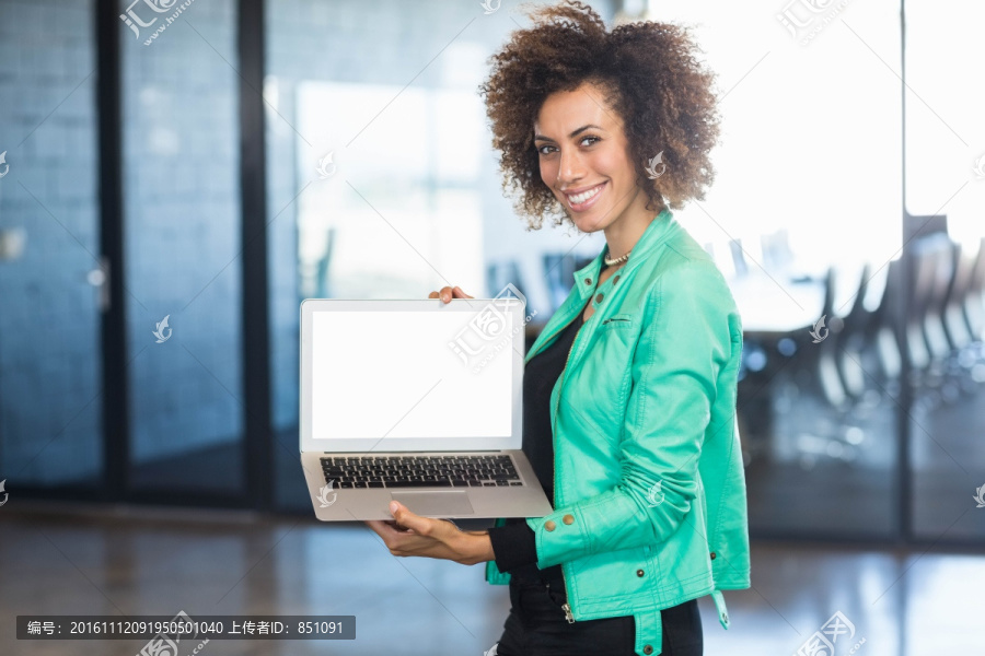 微笑着拿着笔记本电脑的女人