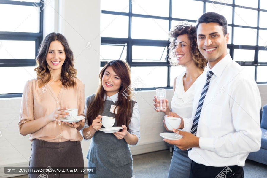 站在一起喝咖啡的商务男女