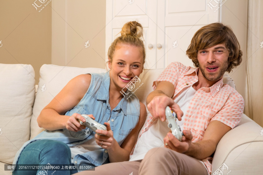 在家里玩电子游戏的夫妇