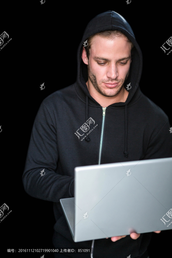 黑客使用笔记本电脑