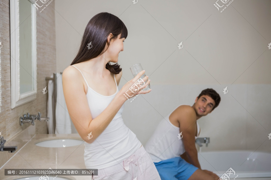 在浴室里和男人聊天的女人