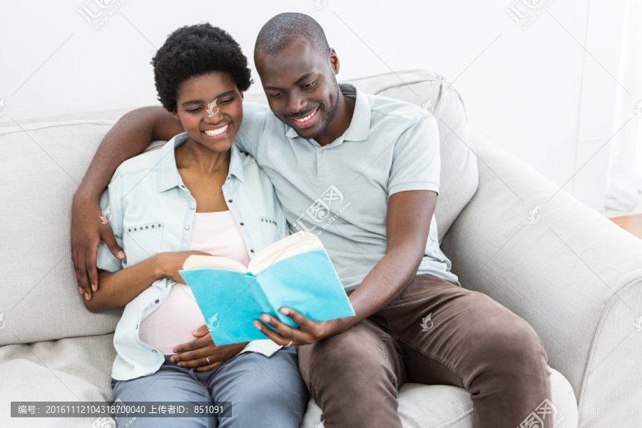 一对夫妇在家里读一本书