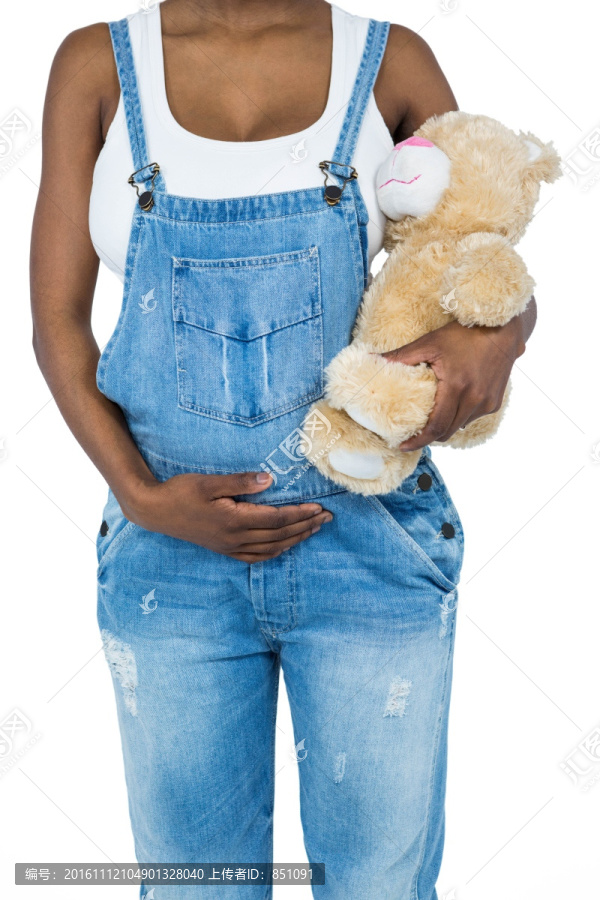 抱着泰迪熊的孕妇