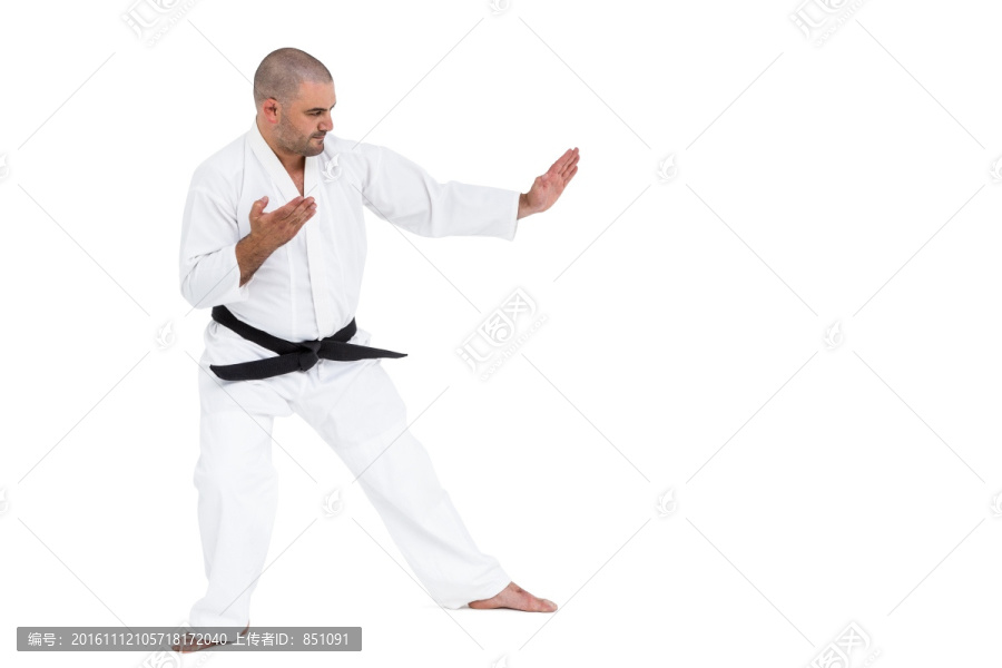 练着武术的男运动员