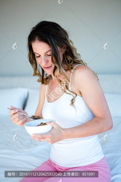 微笑的女人吃一碗麦片