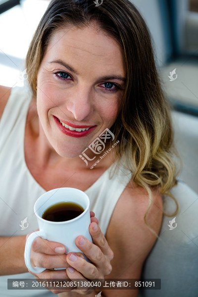 微笑着喝咖啡的商务女人