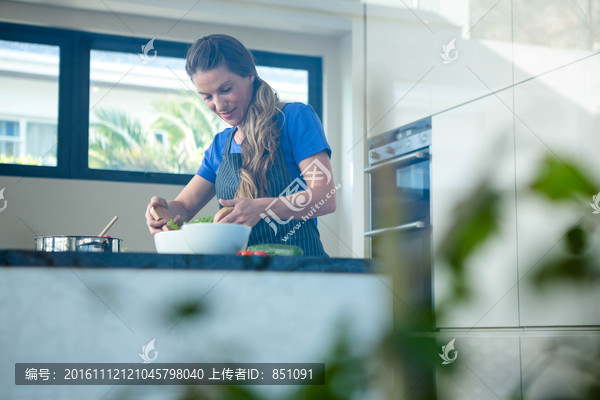 微笑的女人准备晚餐