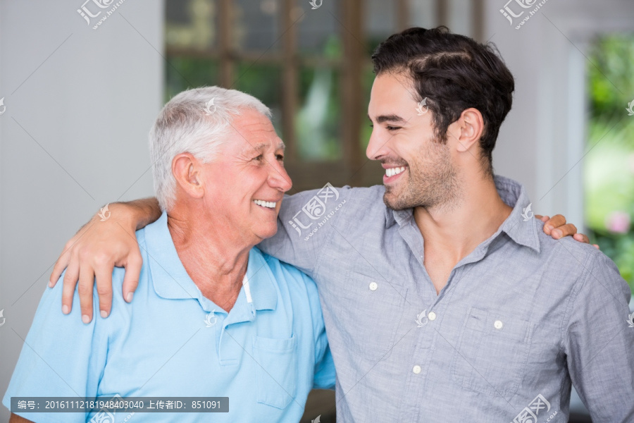 微笑的父亲和成年儿子