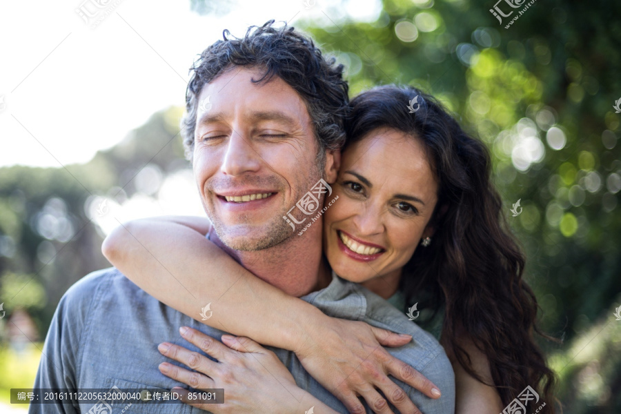 微笑的妻子抱着丈夫