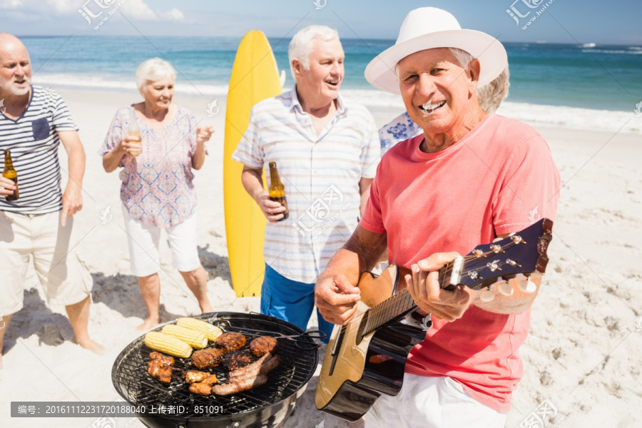 在海边烧烤弹吉他的老年人们