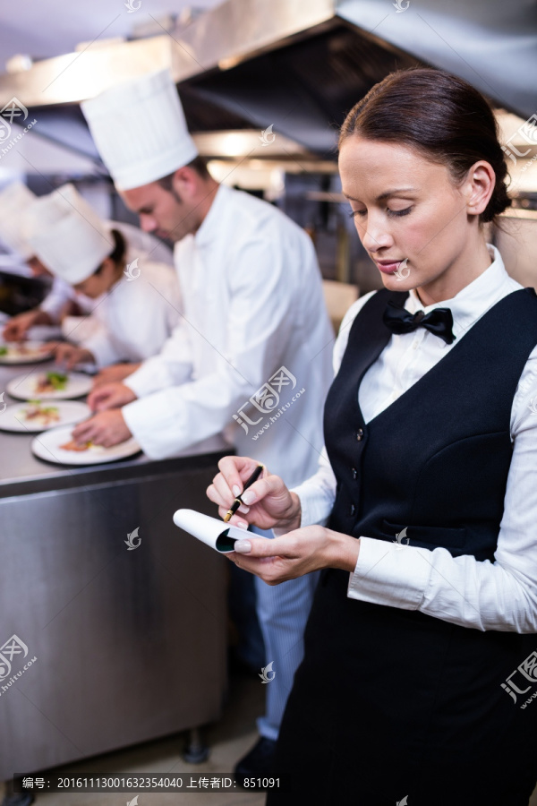 在写菜单的女服务员