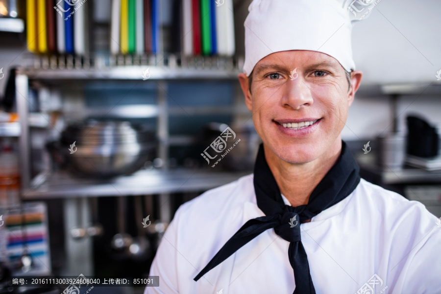 微笑的男厨师