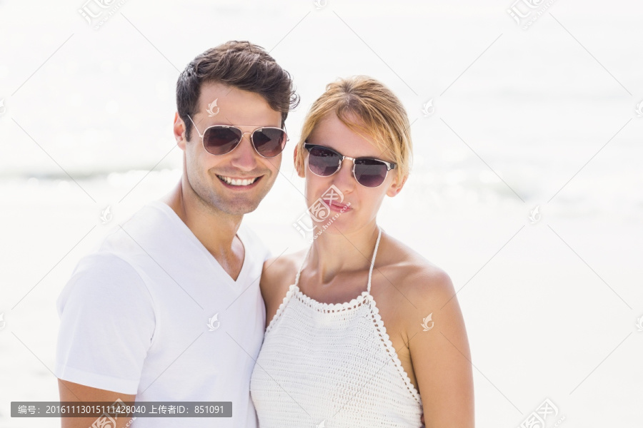 海滩上的年轻夫妇
