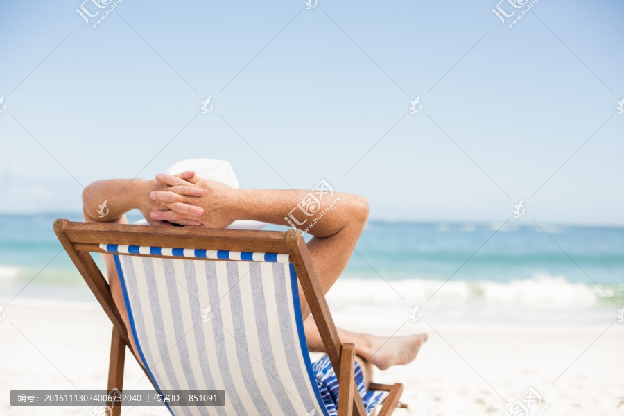 躺在沙滩椅上的男人