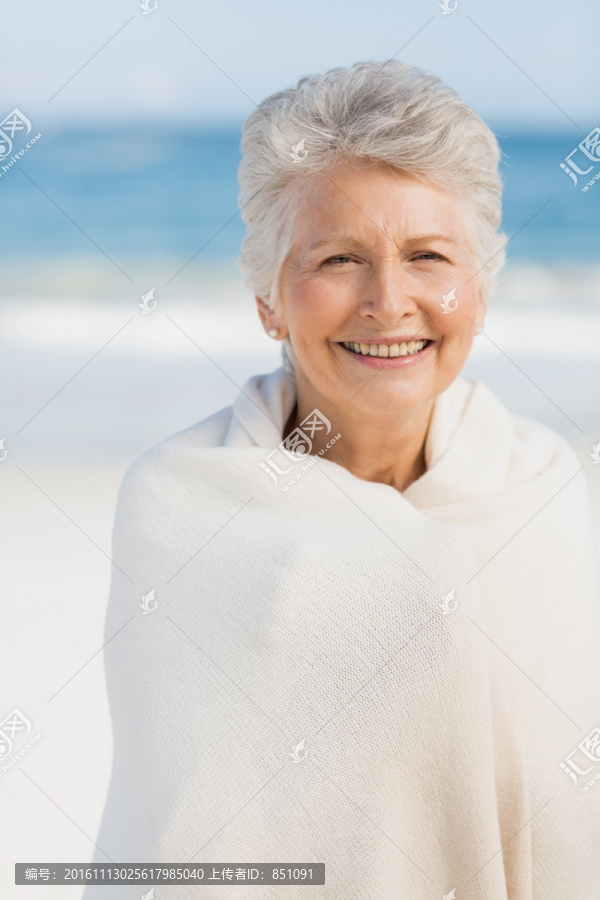 微笑的老太太在海边度假