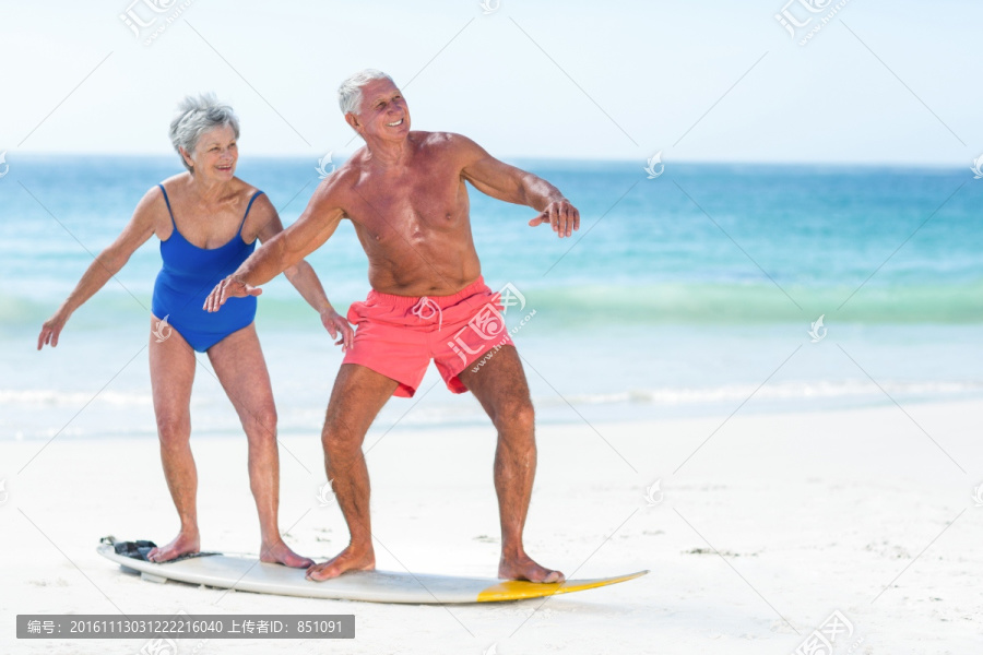 站在冲浪板上的老夫妇