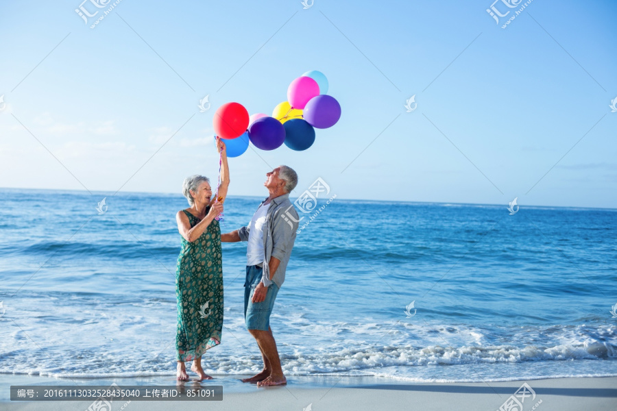 拿着气球泡的老太太和身边的丈夫