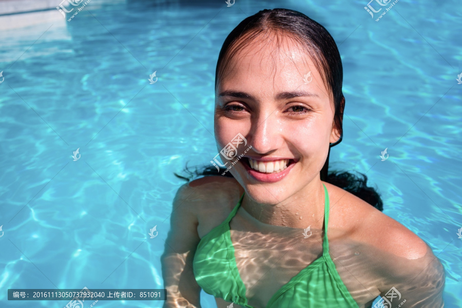 站在游泳池水里的女人