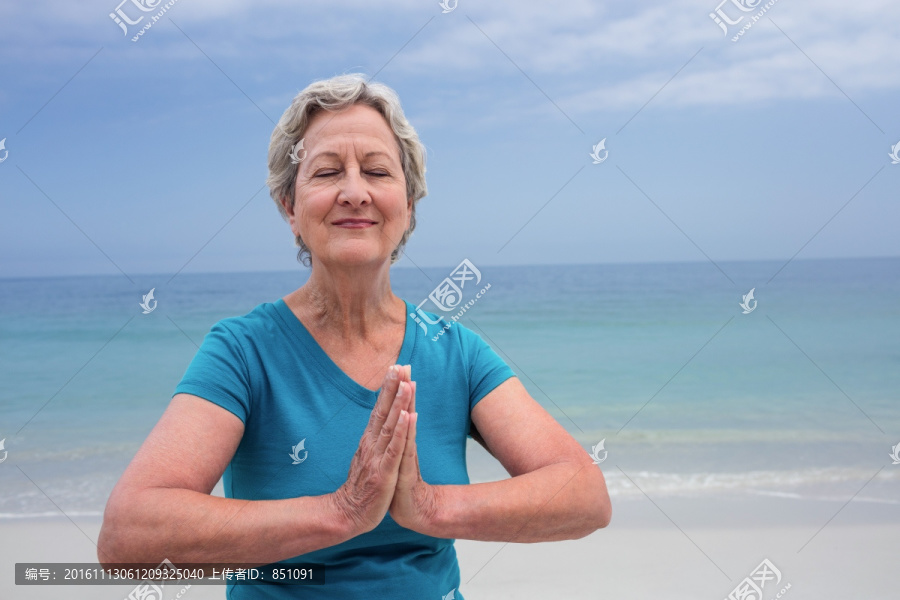 双手合十的老太太