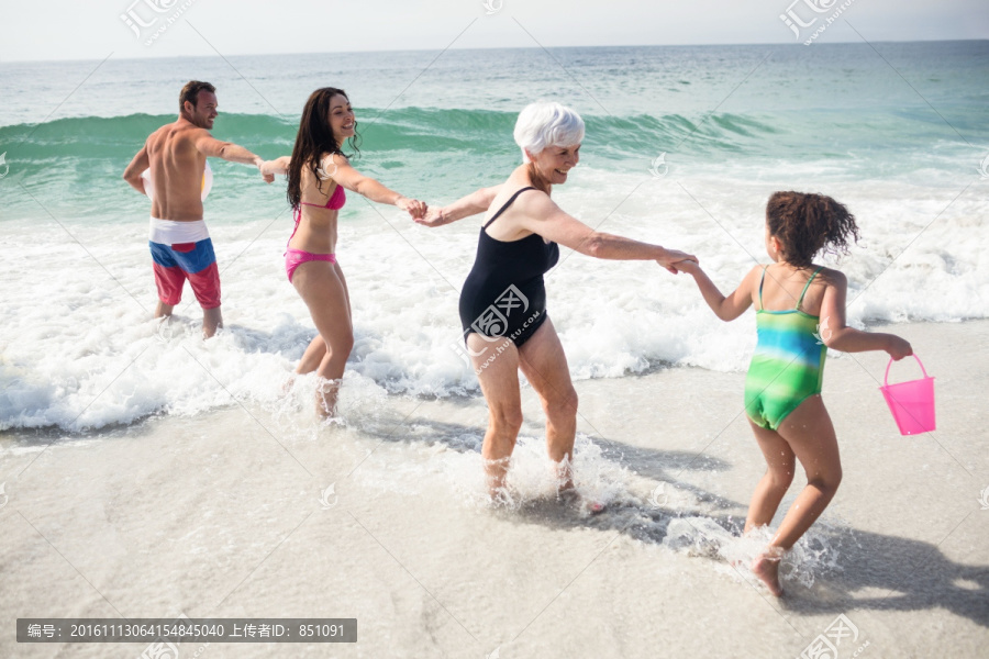 站在沙滩上的家人