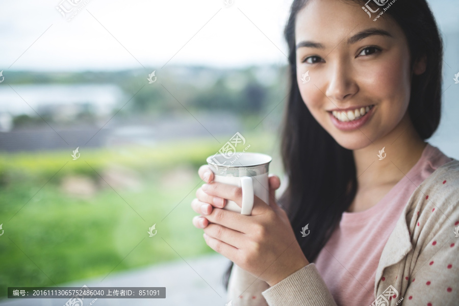 拿着一杯咖啡的女人