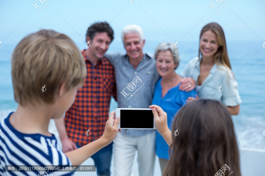 在海边拍照的一家人