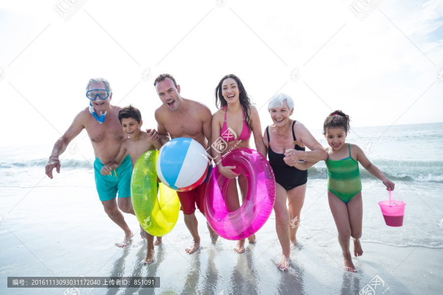 在海滩玩耍的一家人