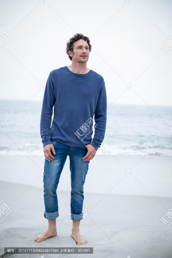 站在海滩上的英俊男子