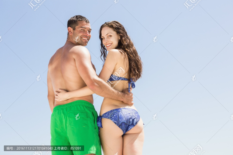 在海边的夫妇