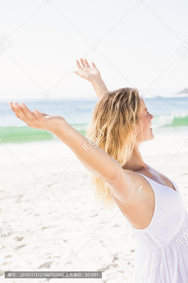 在海边的女人