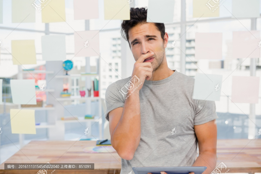 看着便利贴的男人
